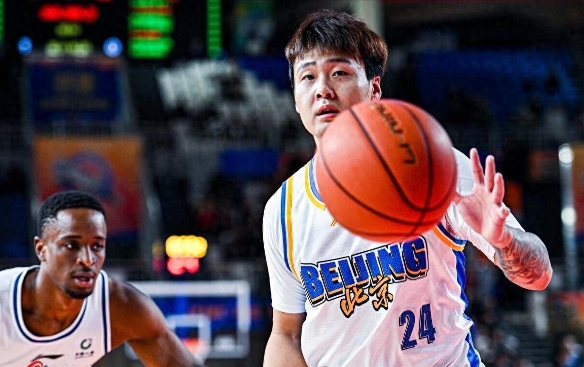 专家推荐-幸亏放弃赵睿!上海队二选一成功,辽篮三冠前锋太香,成全王哲林