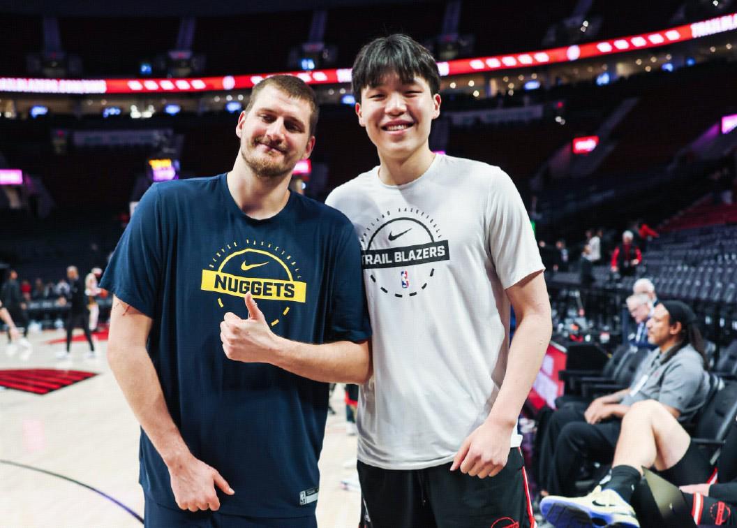 足球篮球比分-杨瀚森谈与约基奇交流感受：练了十几分钟的英语全用上了